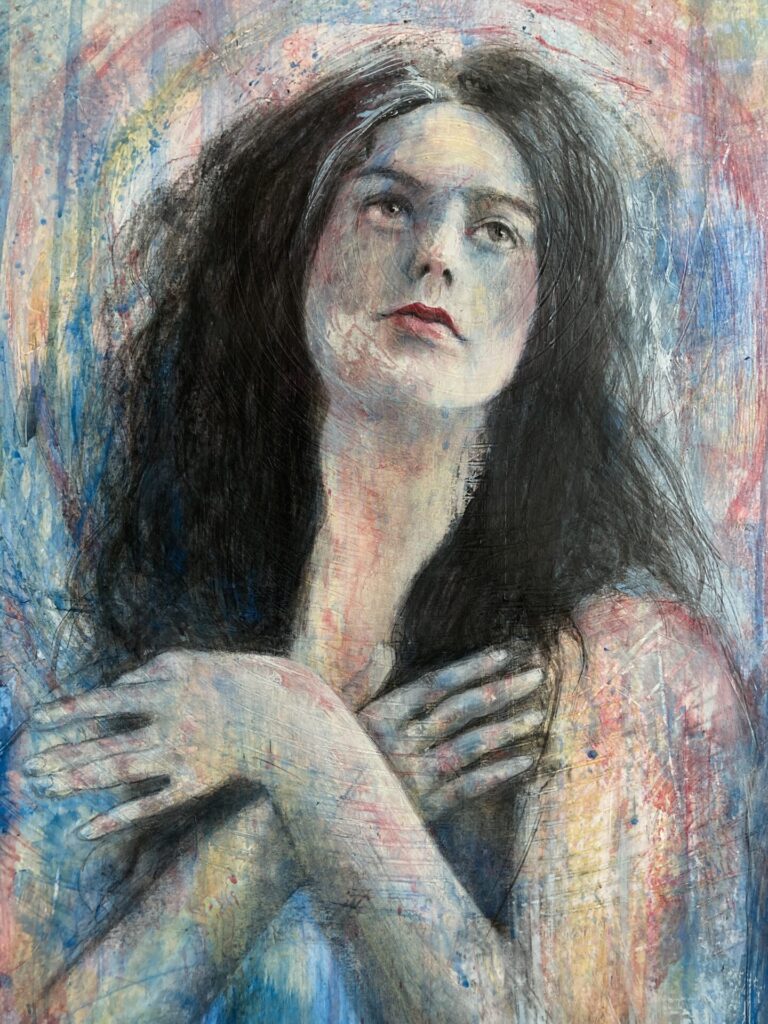 Gemälde von Heike Kurtenbach (Portrait) Künstlerin aus Essen mit dem Titel "Twisted Sister" von 2023, Mixed Media auf 360g/m² Papier in der Größe 30 x 40 cm. Eine dunkelhaarige Frau mit vor sich verschränkten Armen schaut mit melancholischem Blich gen Himmel. Der Hintergrung ist Blau, Rot, Geld und Weiss. Run um den Kopf sieht man eine Art Heiligenschein, der in den Hintergrund eingraviert ist.