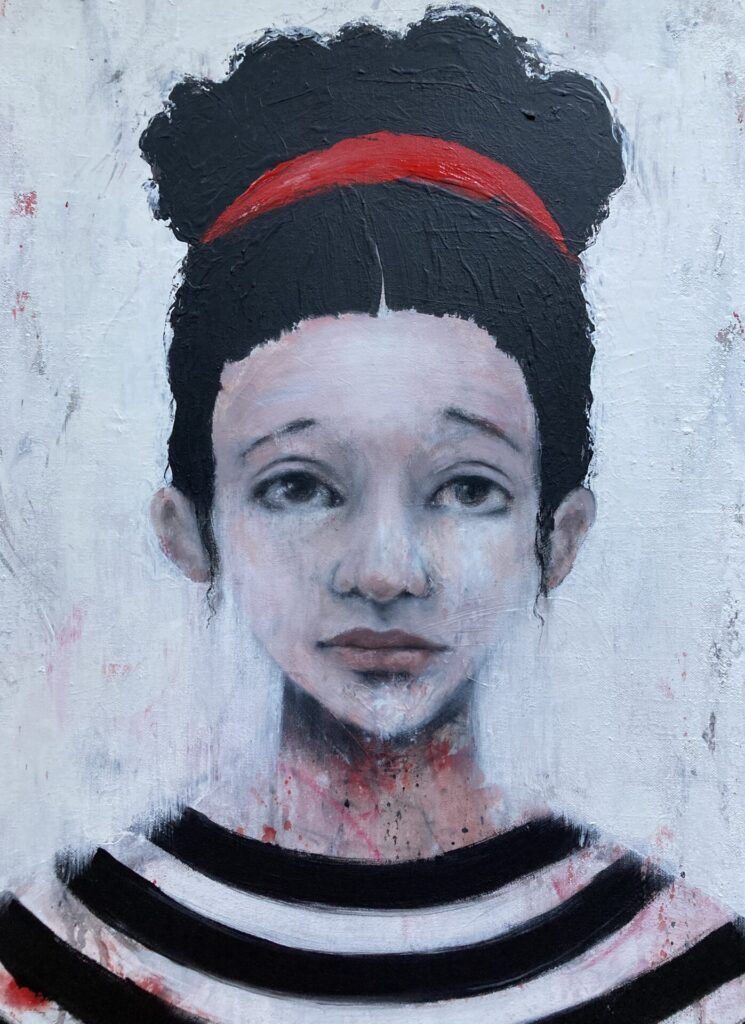 Heike Kurtenbach "The Ghost Of Jana" (2025) Mixed Media auf Leinwand • 50 x 70 cm Porträt eines Mädchens mit melancholischem Blick. Sie hat schwarze Haare, die mit einem roten Band nach oben gebunden sind. Das Gemälde ist in den Farben schwarz, weiß und cadmium rot. Das Mädchen hat ein schwarz weiss gestreiftes Oberteil an und trägt ihre schwarzen Haare hochgebunden mit einem roten Haarband